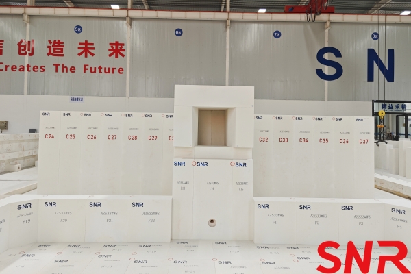 What factors affect the resistance of fused cast AZS blocks in glass furnaces to erosion by glass liquid?