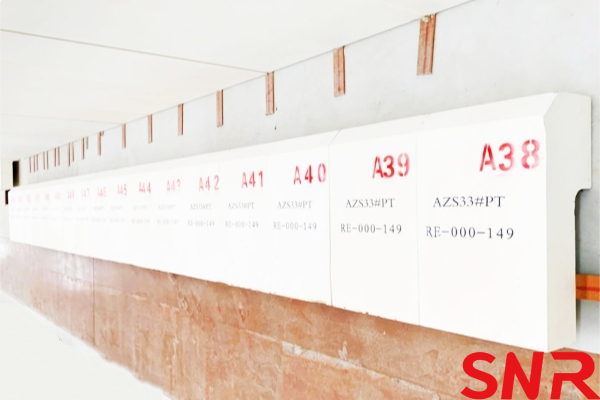 Tuckstones in Glass Furnaces: The Invisible Guardians