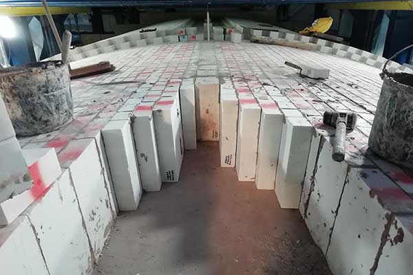 Attentions in the heating of fused cast AZS sidewall blocks