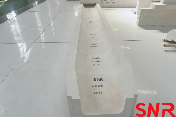 Several factors affecting the resistance of fused cast AZS blocks to erosion by glass liquid