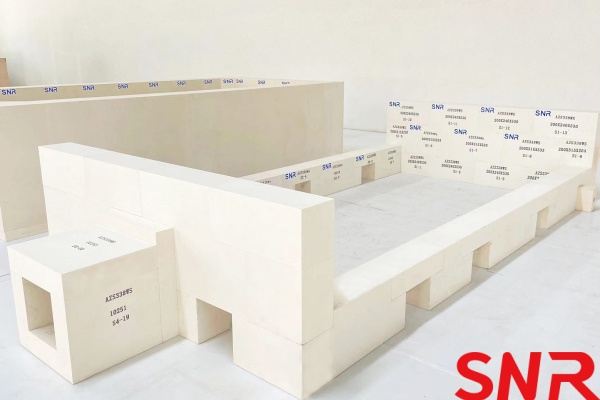 A brief discussion on the relationship between the quality of fused cast AZS block materials and the service life of glass furnaces
